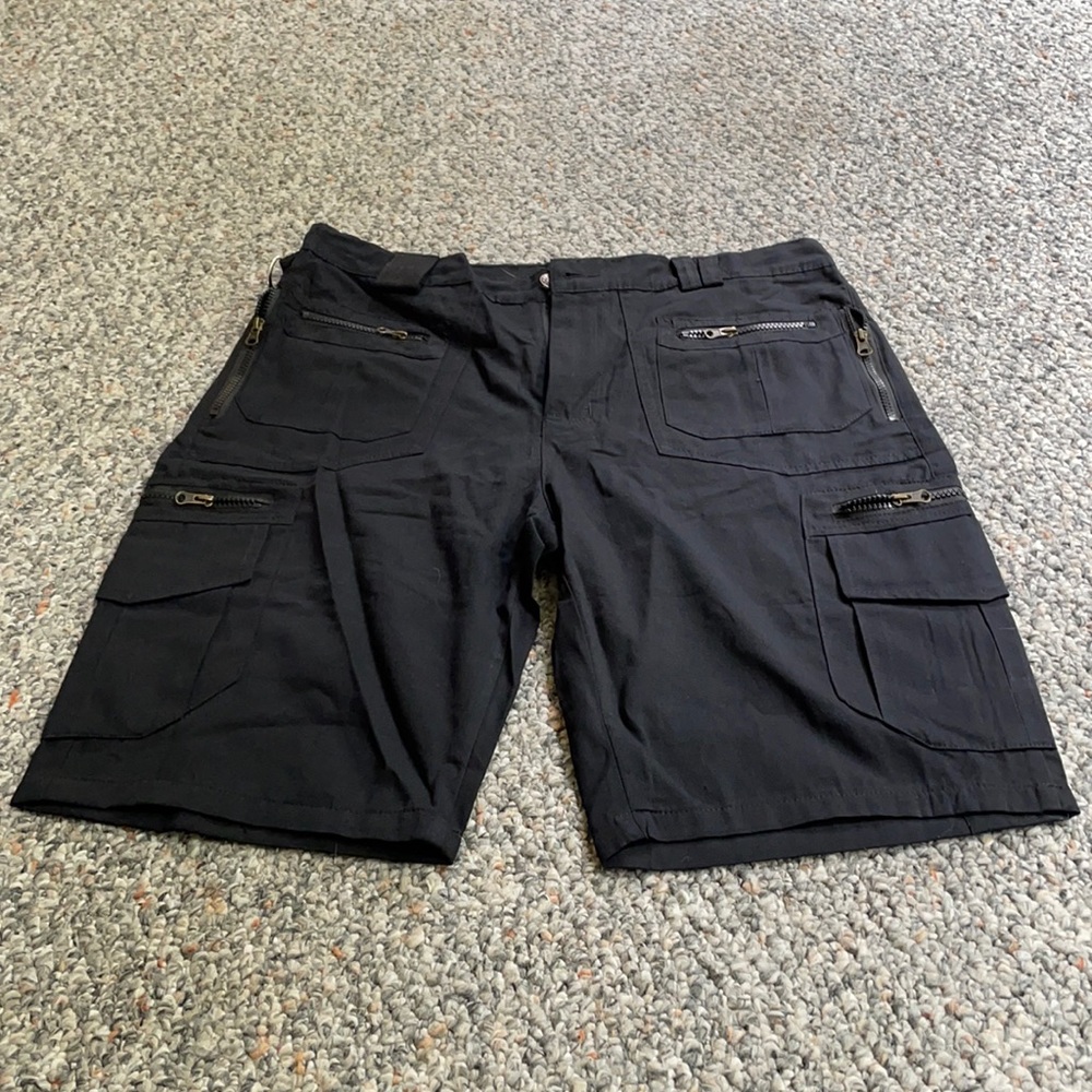 Men’s black cargo shorts